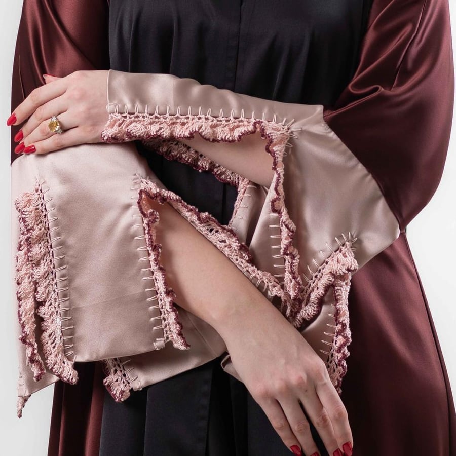 عبايه كلوش قماش كريب ساتان مع اكمام كروشية يدوي