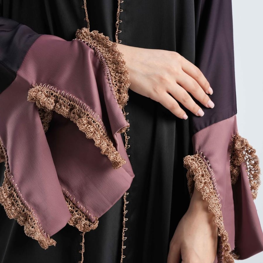 عباية كلوش كريب ساتان مع كروشية يدوي