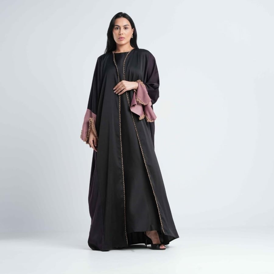عباية كلوش كريب ساتان مع كروشية يدوي