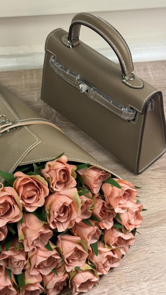 شنطة بيج مع باقة ورد بيبي روز وردي
