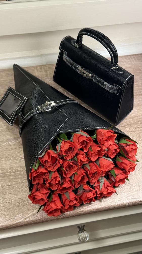 شنطة أسود مع باقة ورد بيبي روز أحمر