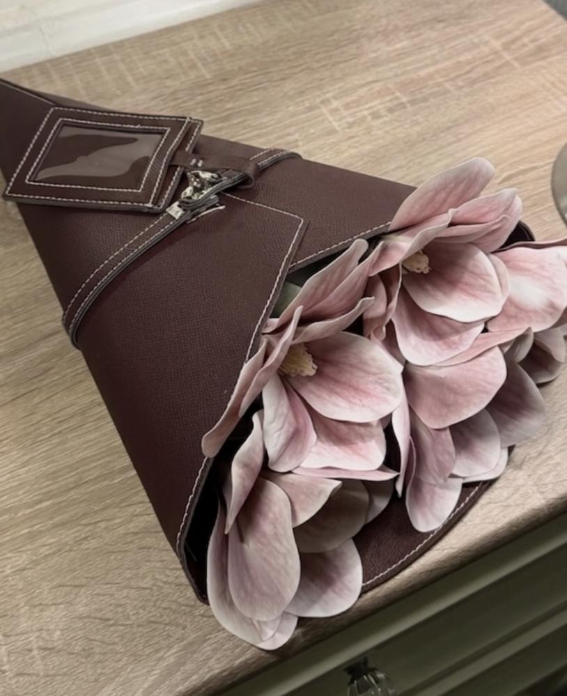 باقة عنابي مع ورد