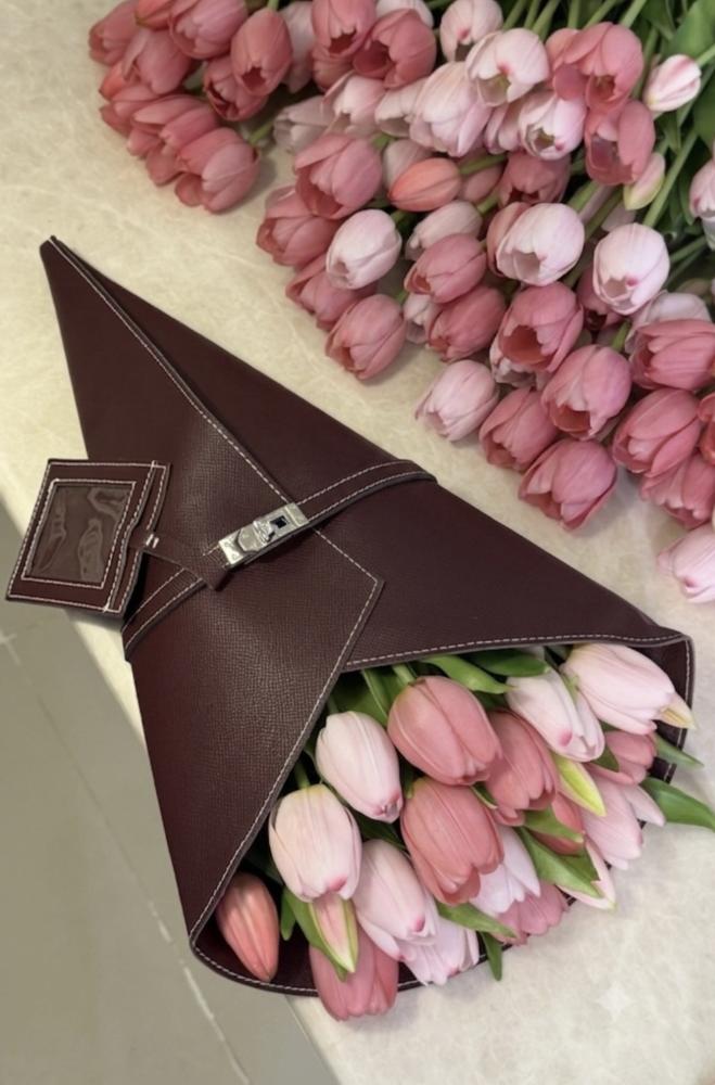 باقة برغندي مع ورد توليب