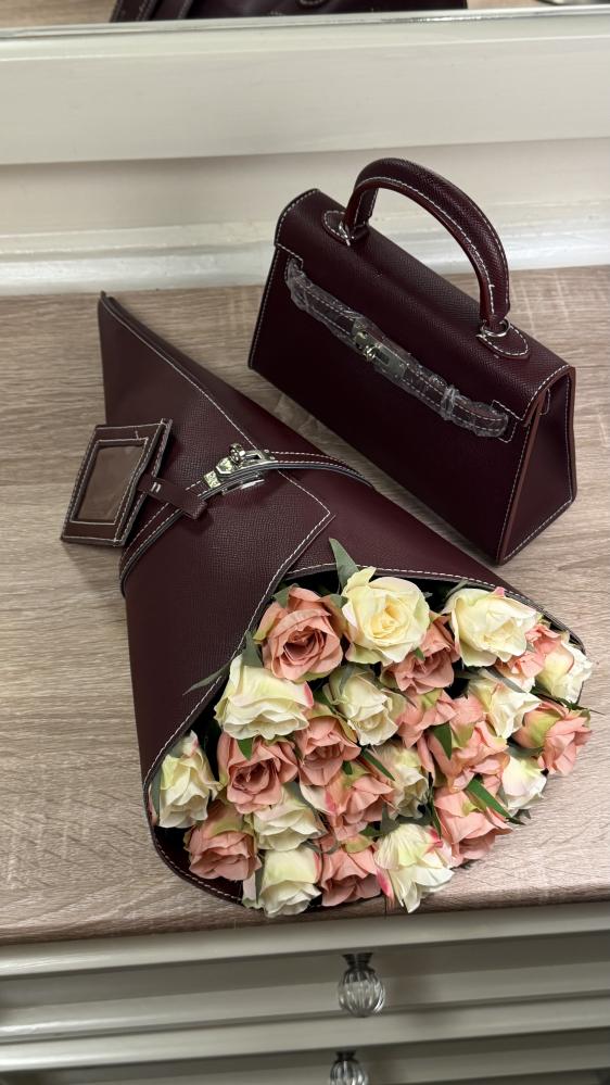 شنطة برغندي مع باقة ورد بيبي روز وردي وسكري