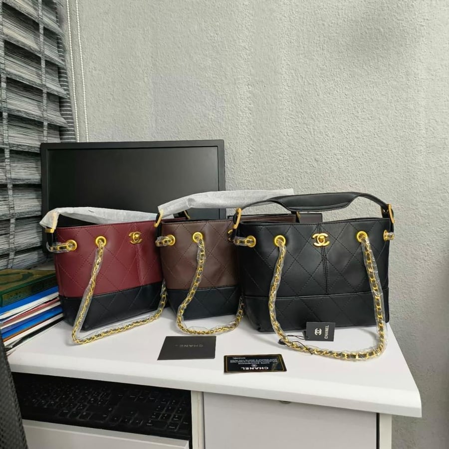 حقيبة شانيل ميتيرز داي هوبو (Chanel Metiers d'Art Hobo Bag) اللون الخمري