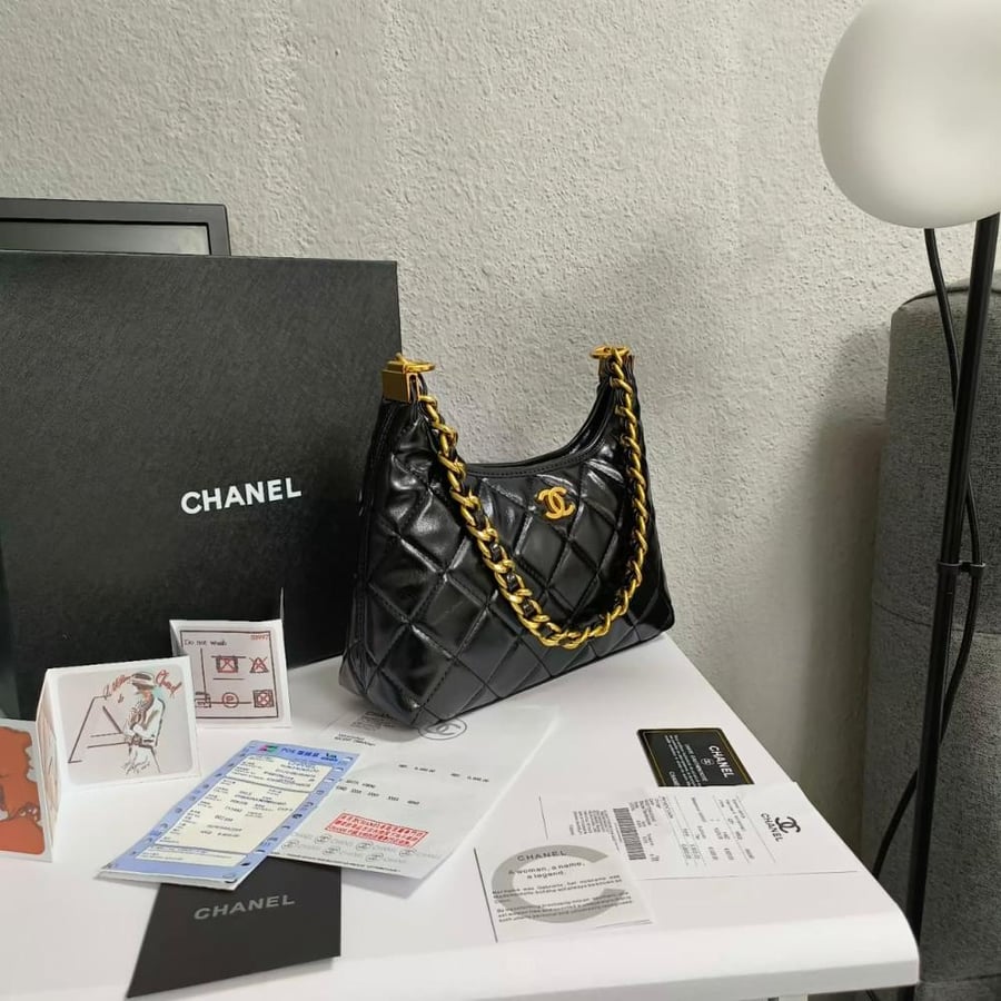 حقيبة شانيل هوبو كلاسيك (Chanel 24A/24B Hobo Bag) اللون الاسود الملكي