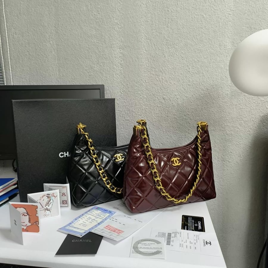 حقيبة شانيل هوبو كلاسيك (Chanel 24A/24B Hobo Bag) اللون الاسود الملكي
