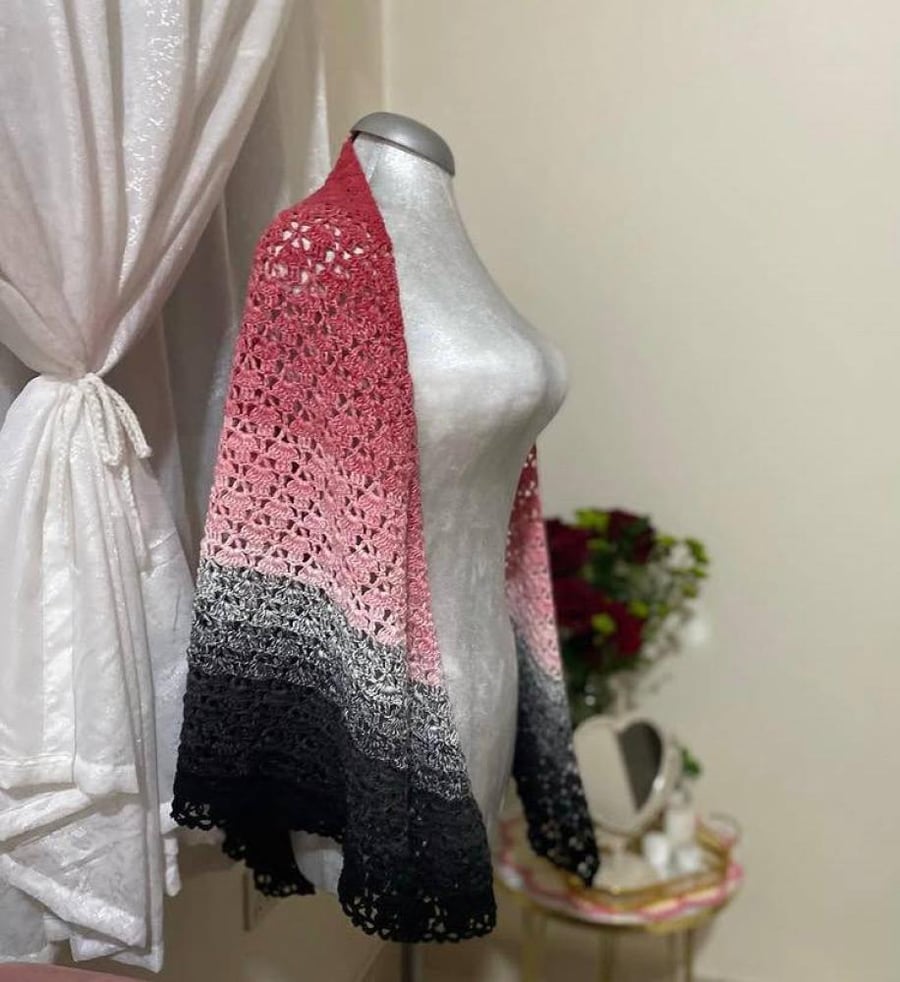 شال مدرج احمر و اسود