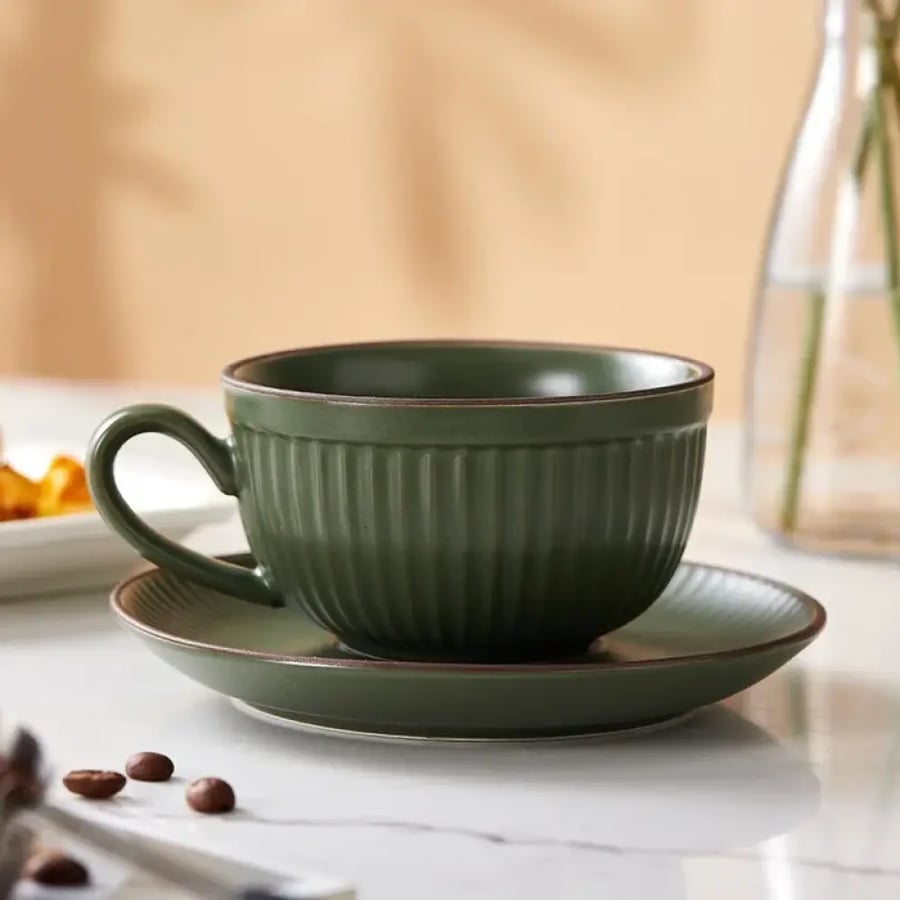 كوب قهوة سيراميك مخطط مع صحن