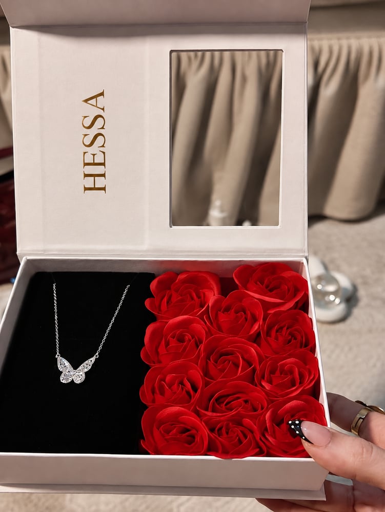 سلسال فراشة لامعه مع بوكس ورد HESSA