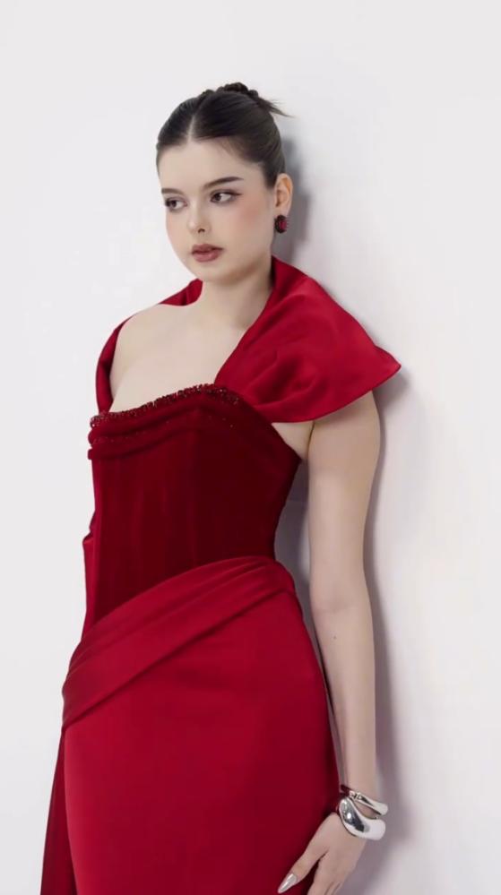 Luxurious red dress with a tight fit that highlights the figure, with an asymmetrical design combining a long sleeve and smooth satin draping on the side. Its beauty is completed by an elegant train that gives a strong presence and a luxurious touch to up