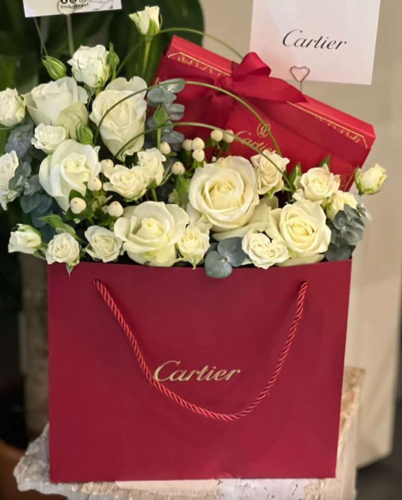 Cartier pen with coordination