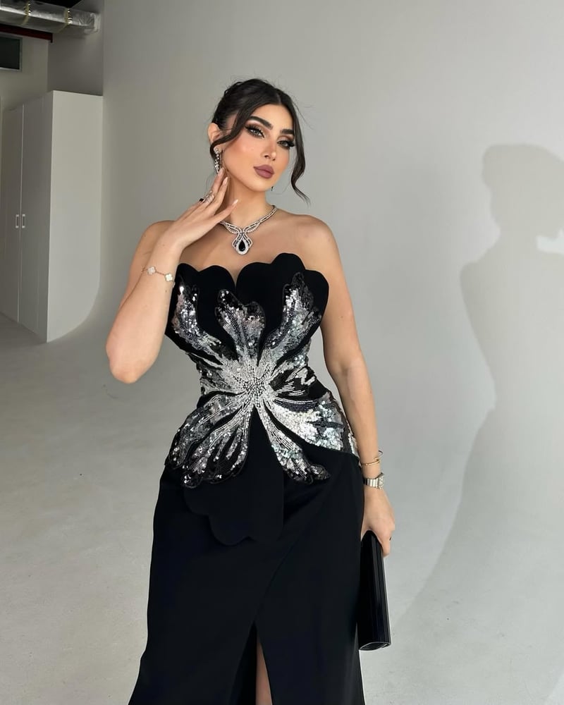 فستان سهرة طويل أسود بكلفه فضية لامعة6