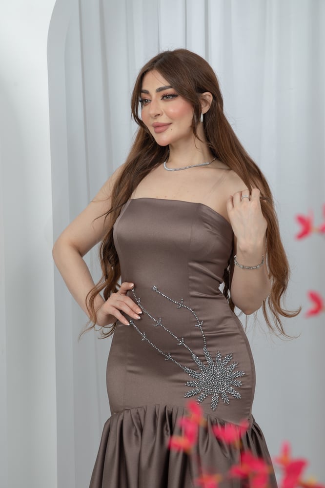 فستان سهرة طويل حورية كيندي لامع بتطريز جانبي بدون أكتاف