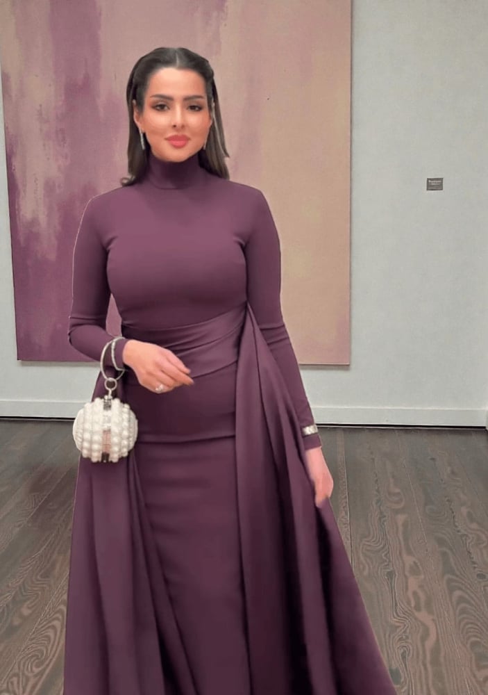 فستان سهره ناعم طويل بخامه باربي مع تنوره تفته انسيابيه