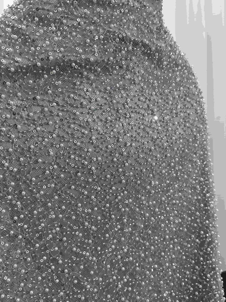فستان سهرة طويل مطرز بتفته مبطنة