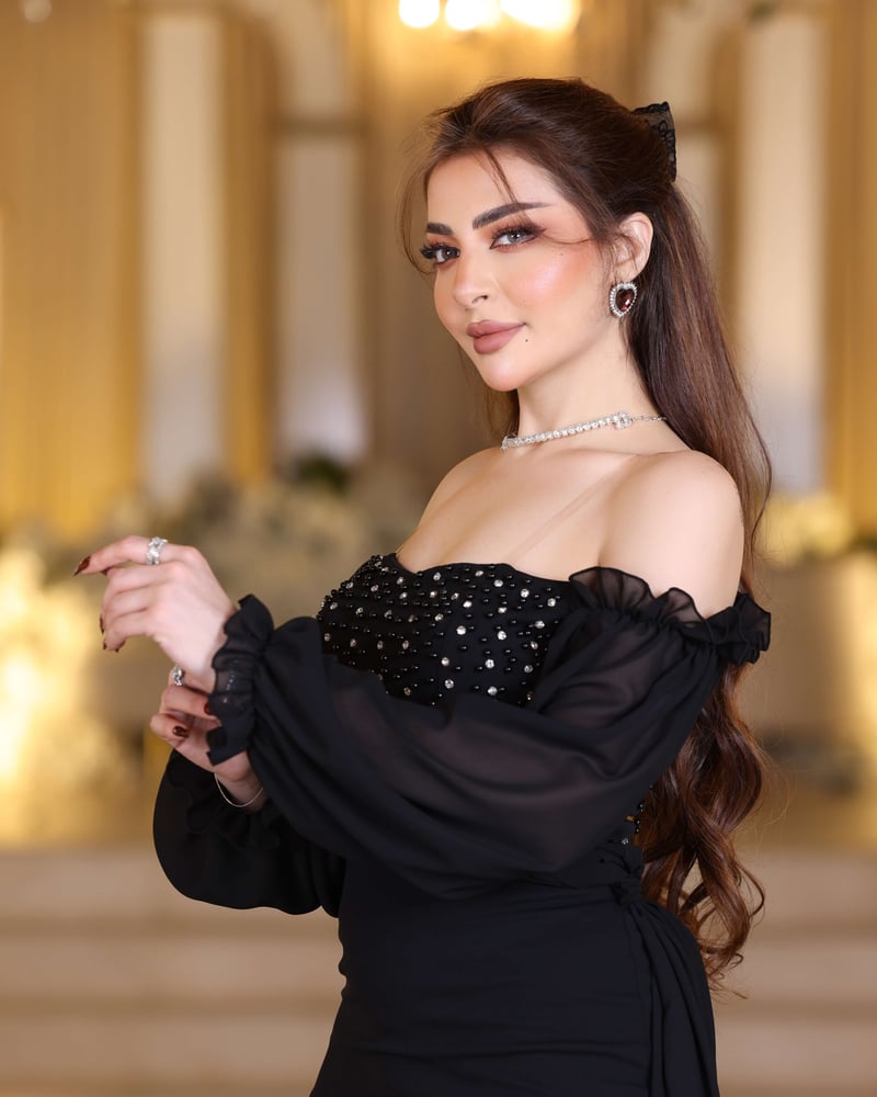 فستان سهرة طويل أسود كريب وشيفون بتطريز لؤلؤ ناعم
