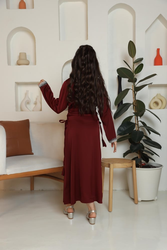 جلابية بناتي خمري بقصة مستقيمة وتفاصيل فصوص فضية راقية