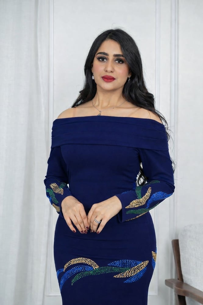 فستان سهرة طويل كريب كحلي وأسود بتطريز فصوص أنيق
