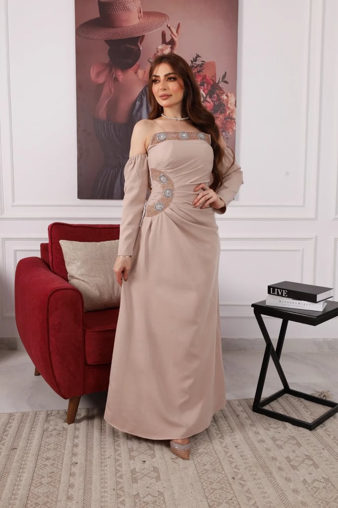 فستان سهرة طويل بيج بتطريز دائري لامع