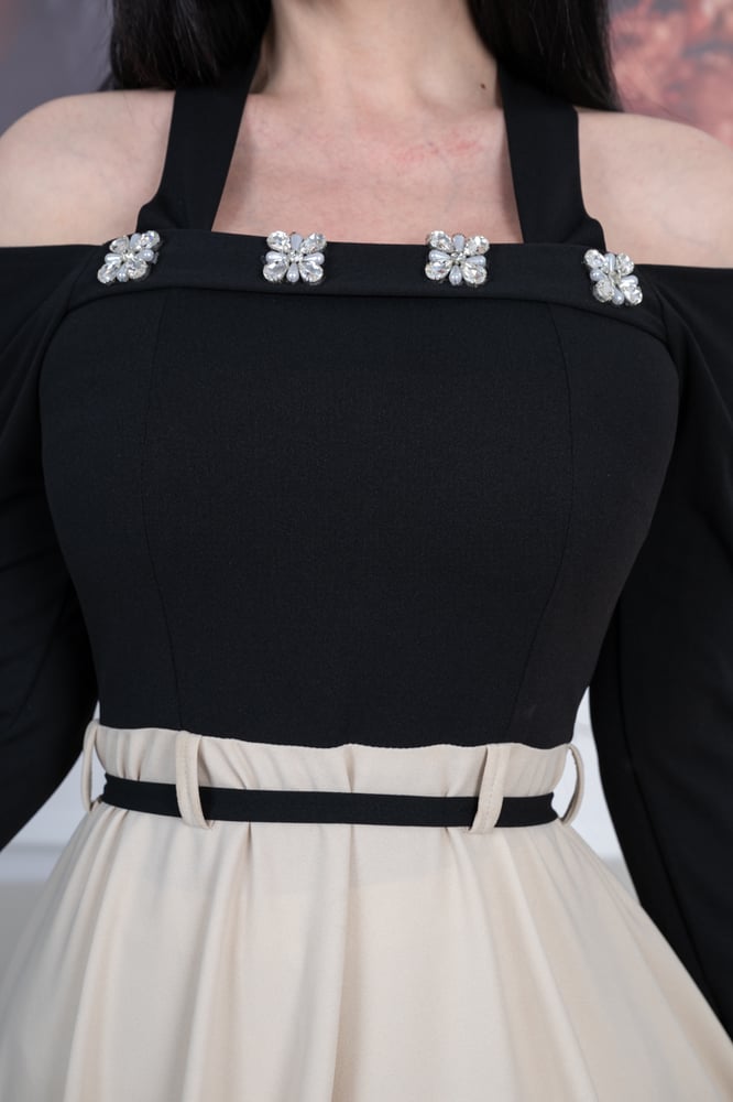 Nawaem dress, two-tone prominent shape, with accessories
