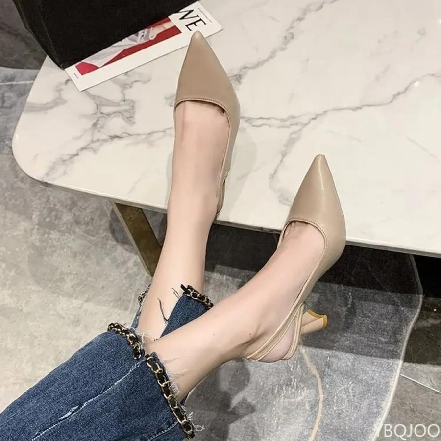 صندل نسائي بكعب عالٍ مدبب بتصميم أنيق للمناسبات