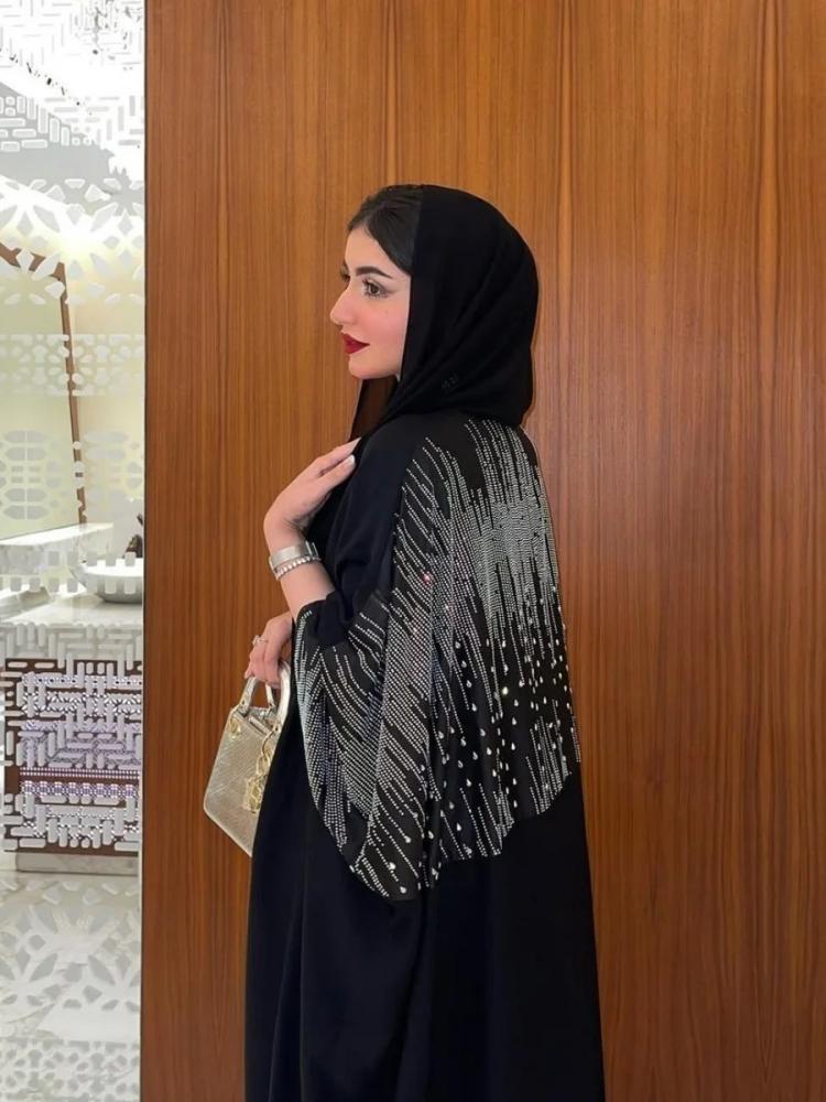 عباية سوداء مفتوحة