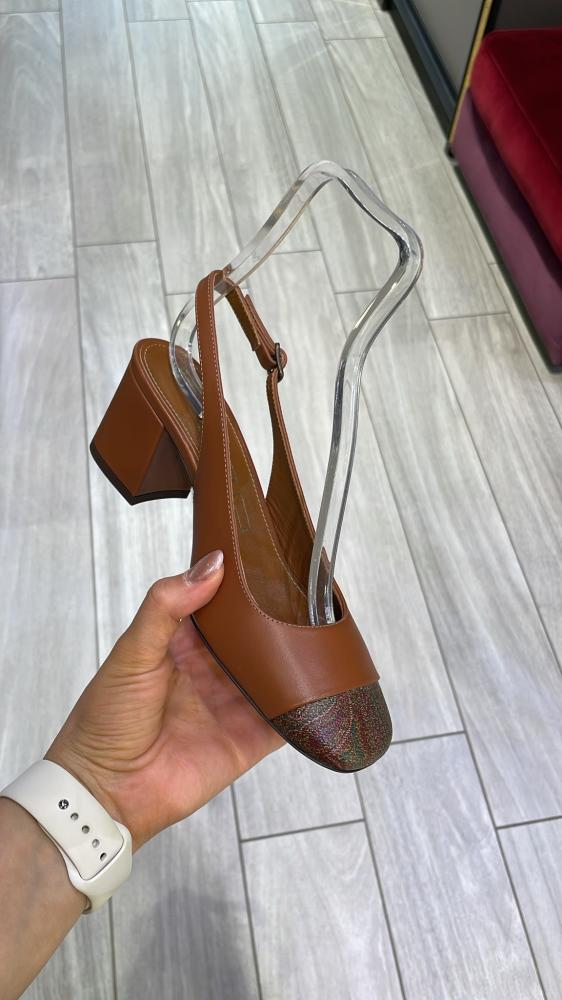 حذاء نسائي من اترو