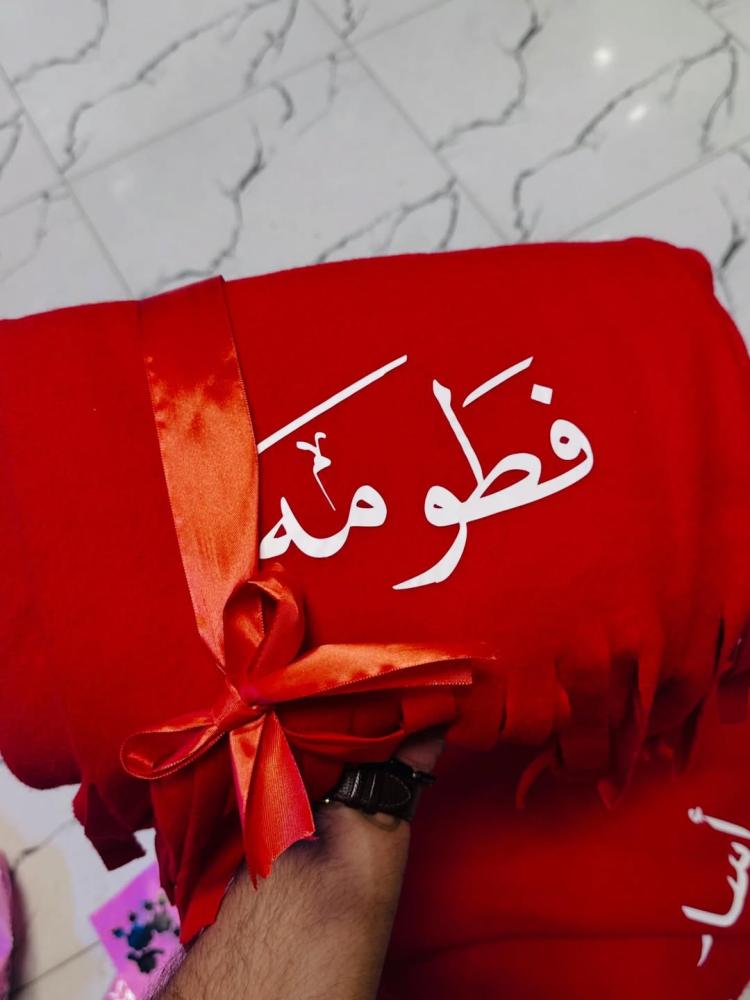 شال شتوي أحمر الترند بالاسم حسب الطلب