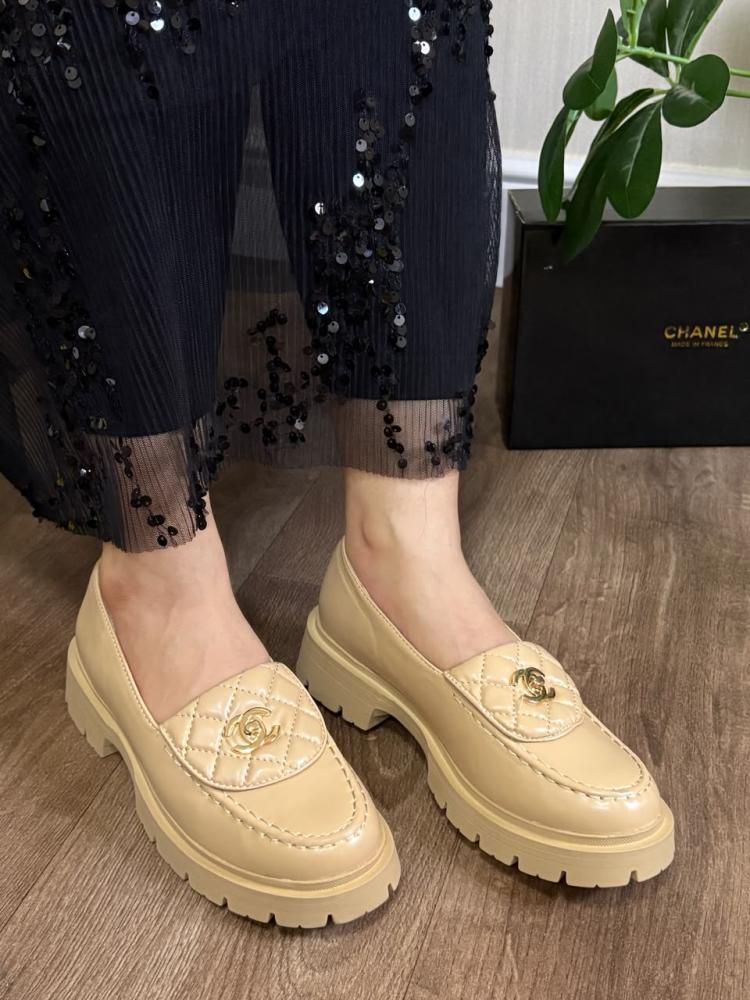 لوفرز شانيل بنعل سميك (Chanel Chunky Loafers)