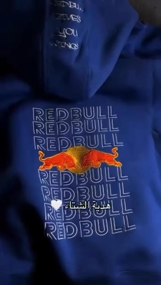 هودي ريد بول مناسب للجنسين شتوي فاخر بتطريز مميز يجمع روح البر والدفا. هودي شتوي أنيق لكلا الجنسين مصنوع من قطن عالي الجودة طباعة مميزة بتصميم عصري يلفت الأنظار مريح دافئ، ويكمل إطلالتك