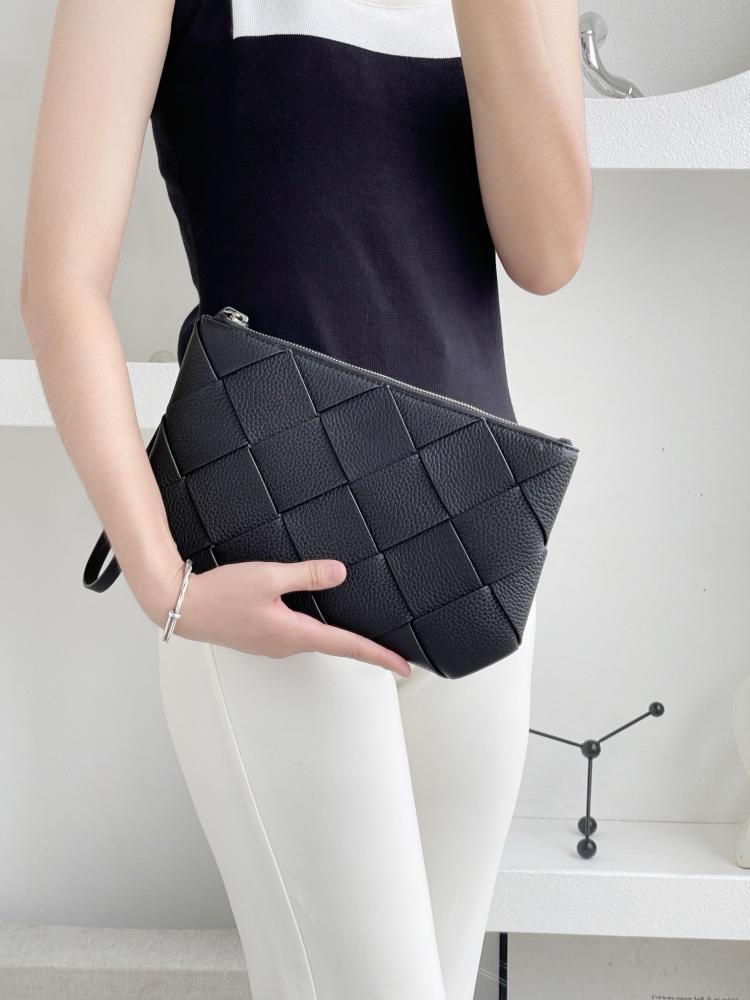 بوتيقا DIAGO MEDIUM POUCH مقاس 25cm