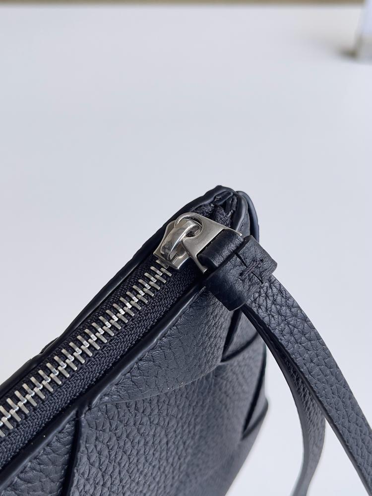 بوتيقا DIAGO MEDIUM POUCH مقاس 25cm
