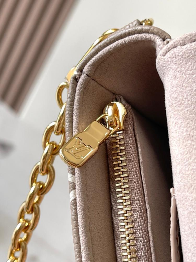 شنطة لوي فيتون Wallet On Chain مقاس 23.5cm