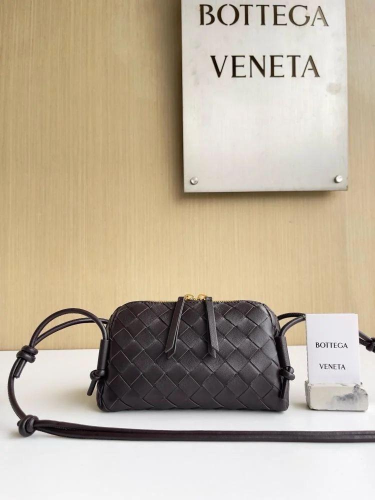 شنطة بوتيقا LNTRECCIATO CONCERT POUCH مقاس 18.5cm