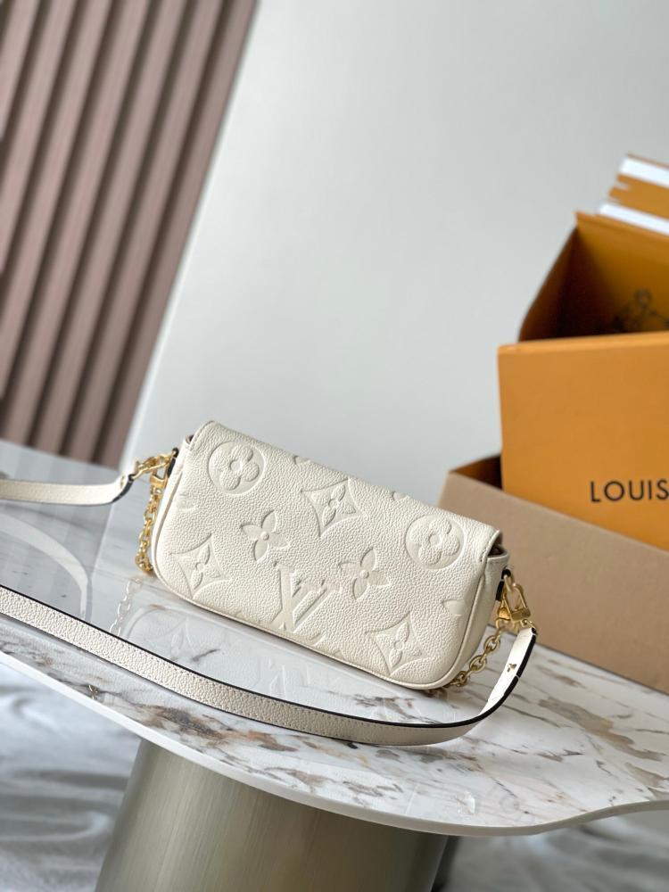 شنطة لوي فيتون Wallet On Chain مقاس 23.5cm