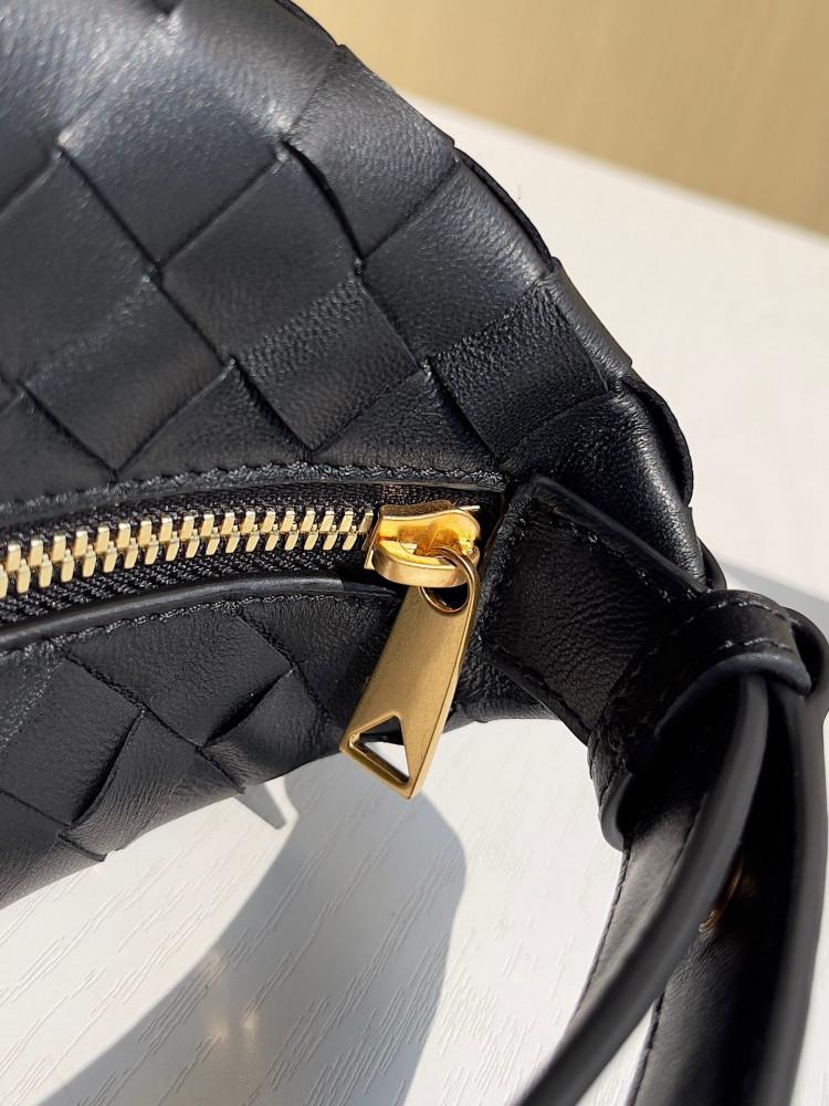 شنطة بوتيقا Wallace Shoulder مقاس 20cm