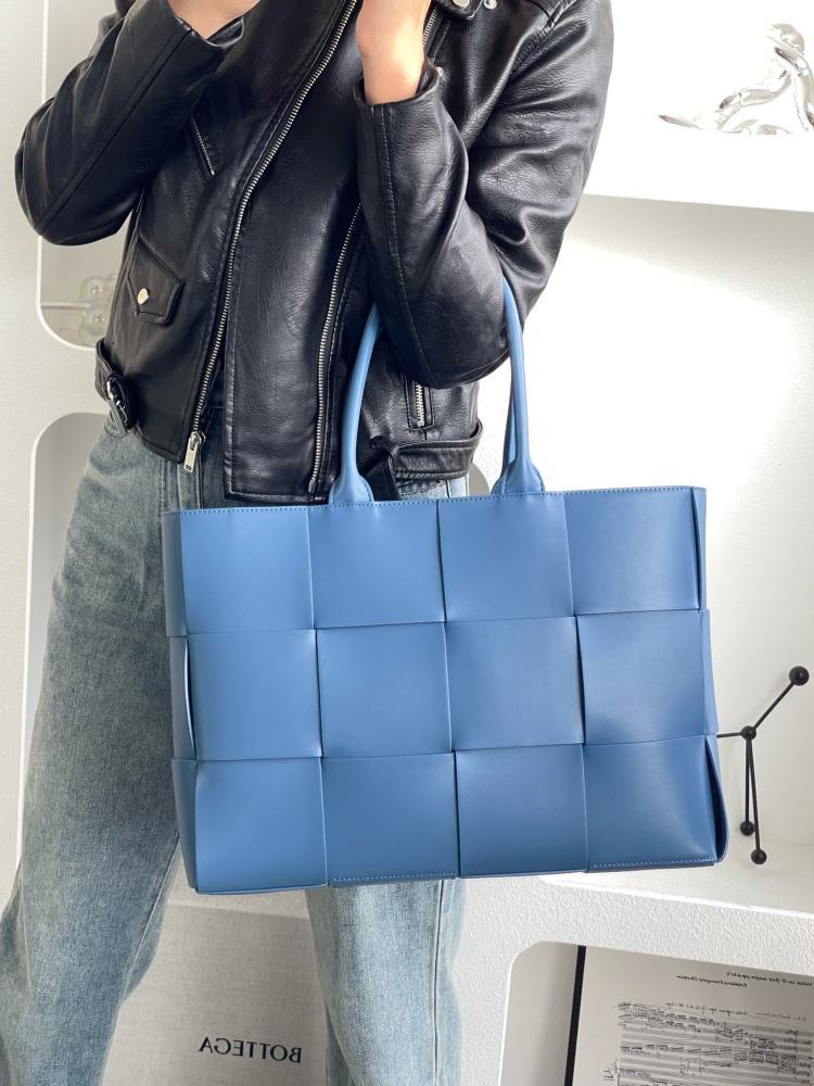 شنطة بوتيقا Medium Arco مقاس 37cm