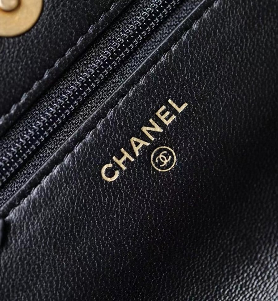 Chanel crossbody bag size 19cm