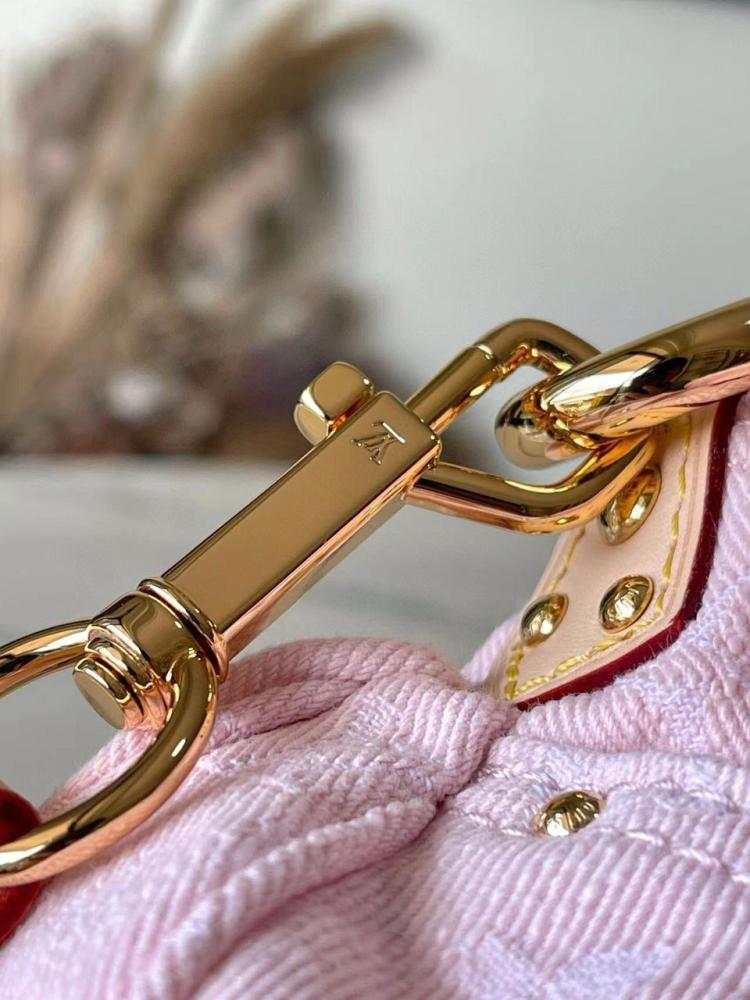 Louis Vuitton bag size 27cm