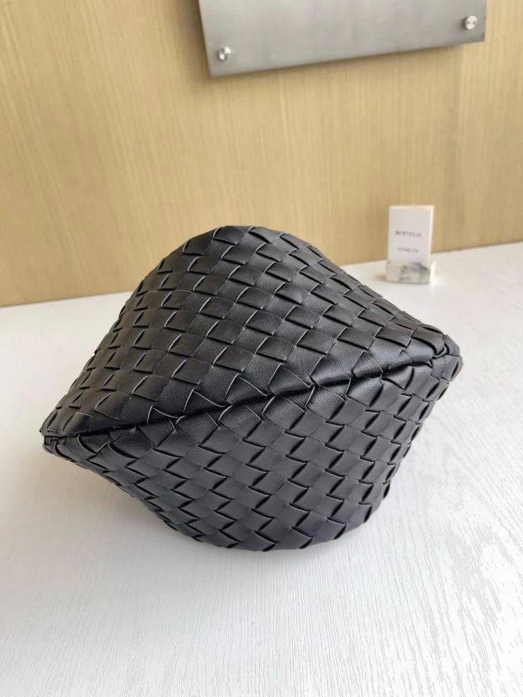 شنطة بوتيقا Medium Turn Pouch مقاس 39cm