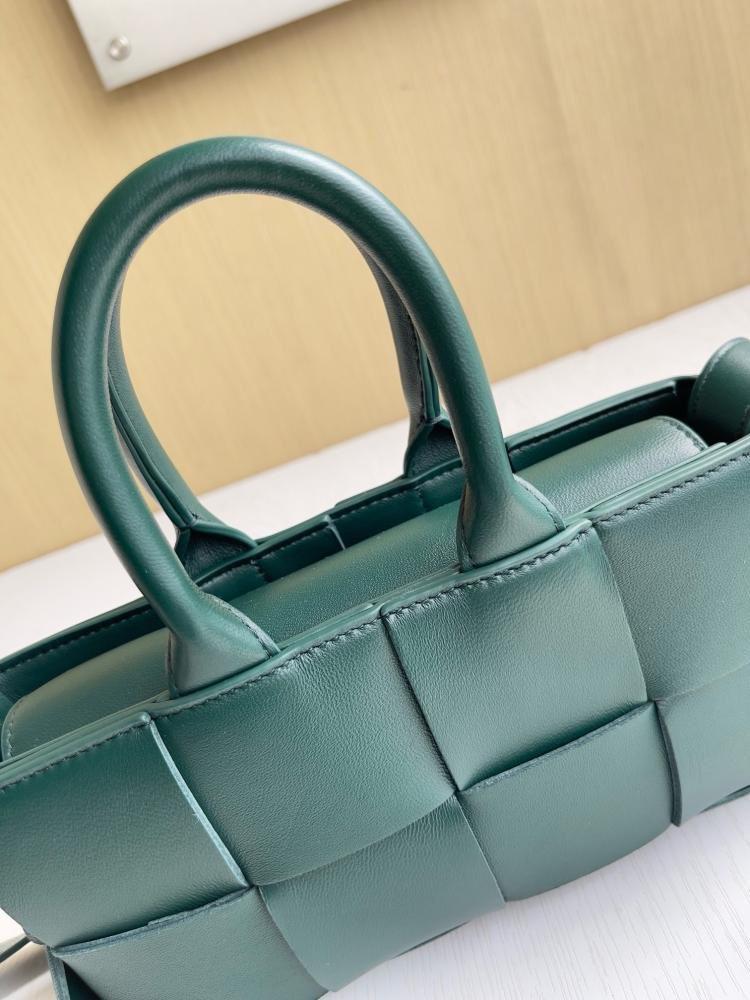 شنطة بوتيقا Arco tote مقاس 22cm