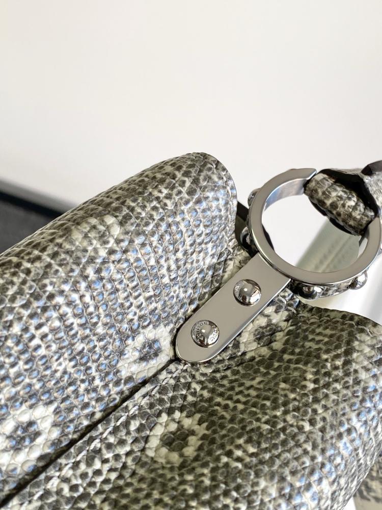 شنطة لوي فيتون Capucines مقاس 21cm