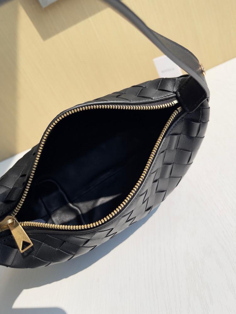 شنطة بوتيقا Wallace Shoulder مقاس 20cm