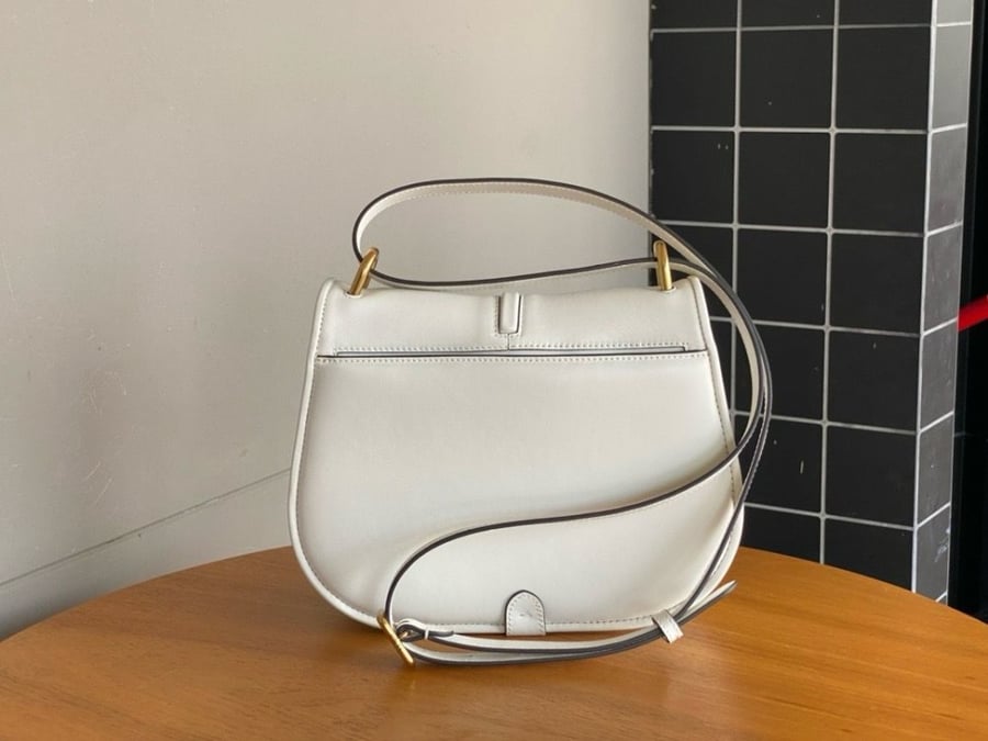 حقيبة Fendi C’mon لون ابيض مقاس21سم