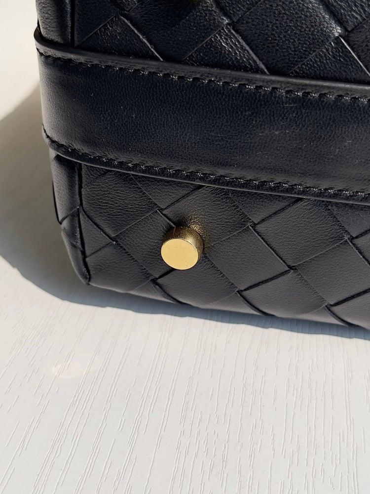 شنطة بوتيقا Wallace Shoulder مقاس 20cm