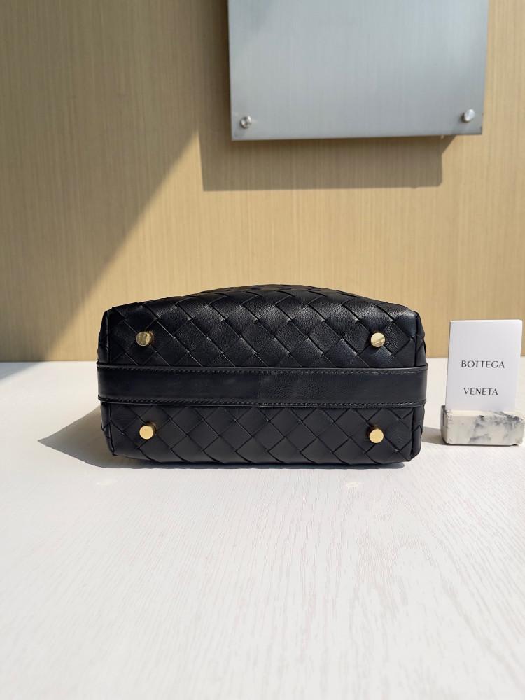 شنطة بوتيقا Wallace Shoulder مقاس 20cm