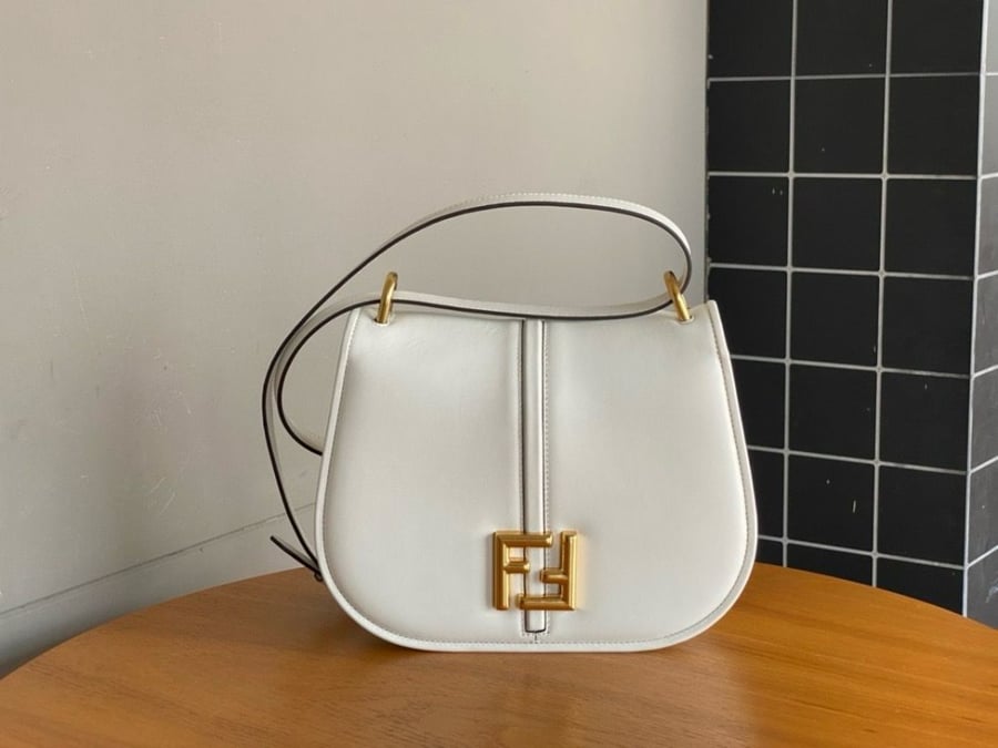 حقيبة Fendi C’mon لون ابيض مقاس21سم
