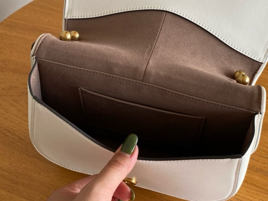 حقيبة Fendi C’mon لون ابيض مقاس21سم
