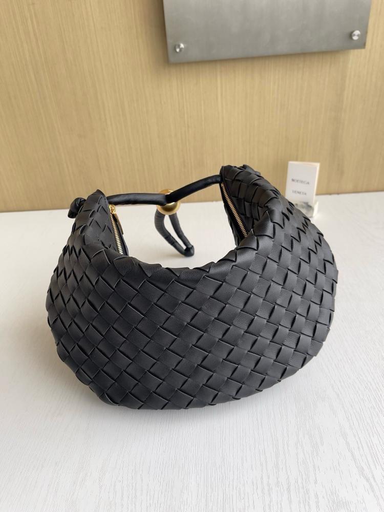 شنطة بوتيقا Medium Turn Pouch مقاس 39cm
